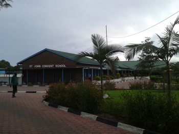 키트웨의 세인트 존스 컨벤션 가톨릭 학교.