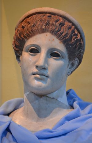 2세기 비티니아-클라우디오폴리스에서 출토된 안토니누스 왕조 시대 조각상(볼루 박물관 소장).