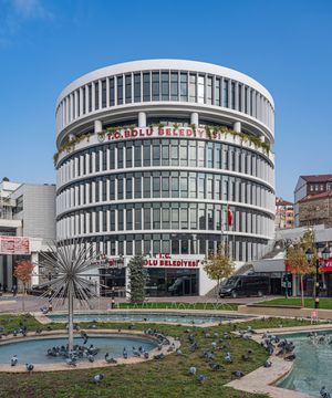 시내에 있는 시청 또는 구청 건물