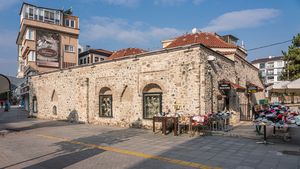 시내에 있는 신발 가게와 레스토랑으로 사용되는 이전의 하맘 건물