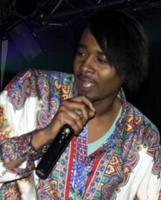 공연 중인 대니 브라운(2012년)