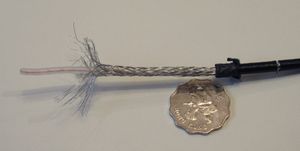 이 소형 동축 케이블(RG 58 타입)의 외부 도체는 꼬인 와이어로 만들어졌다.