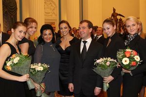 (좌측부터) 비네르, 리듬 체조 선수 야나 루코니나, 다리아 드미트리에바, 예브게니야 카나예바, 전 대통령 드미트리 메드베데프, 다리아 콘다코바, 리듬 체조 코치 안나 슈밀로바