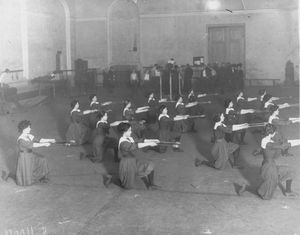 1912년 러시아에서 클럽으로 훈련하는 여성 체조 선수