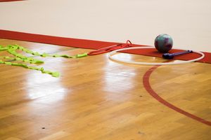 바닥 옆에 놓인 교체용 기구