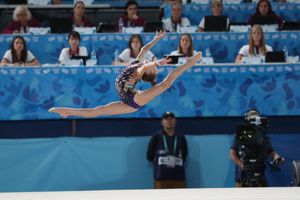 뒤로 젖히며 점프하는 체조 선수(크리스티나 포흐라니치나)