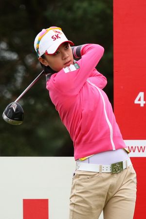 SK 로고가 새겨진 모자를 쓰고 있는 최나연.