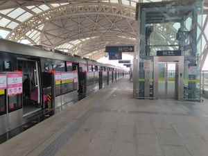 자오둥 역 승강장의 8호선 열차