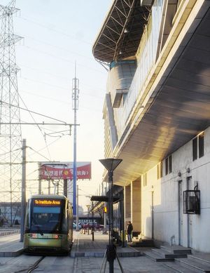 승객은 역 밖에서 톈진 개발구 노면전차 1호선으로 직접 갈아탈 수 있다.