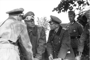 게오르크한스 라인하르트(왼쪽에서 두 번째)와 발터 크뤼거, 1941년