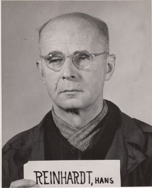 게오르크한스 라인하르트가 국방군 최고사령부 재판 전에 구금된 모습.