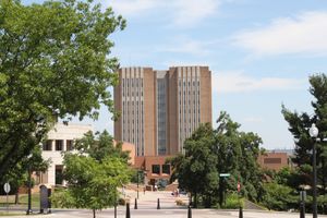 켄트 주립 대학교 도서관 (College Towers Apartments에서 켄트 시내까지 뻗어 있는 Esplanade를 통해)