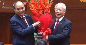 푹, 전 국가주석 응우옌 푸 쫑에게 꽃다발 증정