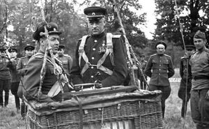 1945년 여름, 포병 관측 기구 곤돌라에 탑승한 로코솝스키