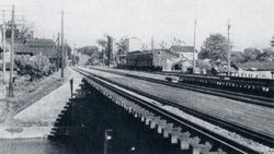 도야마 지방 철도역 부근을 통과하는 전차. 궤도는 앞에서부터 호쿠리쿠 본선(2선), 다테야마선, 본선이며, 병행하는 지철선 2선 중 도야마 지방 철도역이 있는 곳은 본선 측뿐이다.