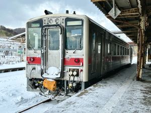 2022년 12월 4일, 루모이 본선이 이시카리누마타 너머로 폐지되기 몇 달 전에 루모이역에서 촬영된 KiHa 54 DMU 513