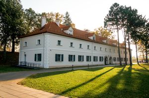 비르자이 성 아스널은 성의 안뜰의 역사적인 모습을 복원하기 위해 2013년에 재건축되었다