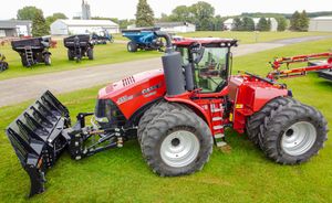 제설 블레이드가 장착된 트랙터