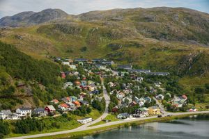 도시는 부분적으로 Storvannet 호수 근처에 위치