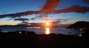 Storsvingen 관광 센터에서 본 황혼의 멜쾨야 LNG 부지