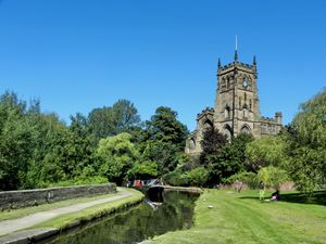 스태포드셔 & 워스터셔 운하에서 본 성 마리아와 모든 성도 교구 교회