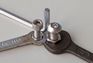 육각 렌치와 다른 나사산