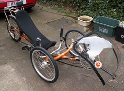 리컴번트 트라이크(태드폴형). 핸들 위치는 USS