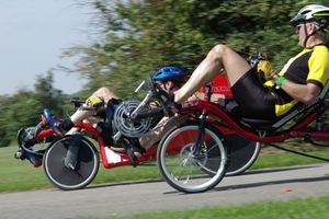 아마추어 HPV 경주에서 두 대의 숏 휠베이스 리컴번트 자전거