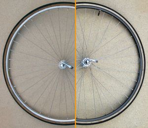 스포크 조립(레이싱) 방법의 예.오른쪽: 방사형(Radial) 조립.왼쪽: 접선형(Tangential) 조립.