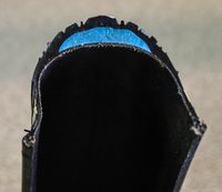 클린처식 타이어의 단면. 하늘색 부분은 이물질 관통을 방지하기 위한 수지 벨트