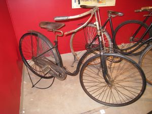 1891년 여성 집배원용 안전 자전거 - 통고무 타이어를 달고 있다