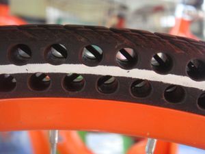 모바이크의 공기 주입식 타이어가 아닌 타이어