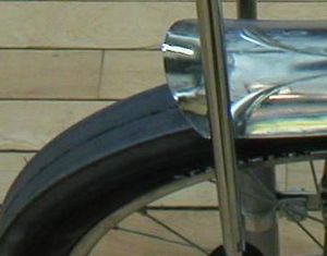 각진 트레드 프로파일을 가진 슬릭 타이어