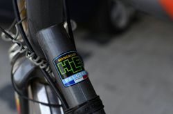 망가노강(망간 합금강)으로 제작된 자전거 프레임에 부착된 라벨.