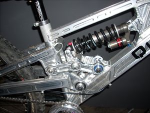 CNC 가공된 알루미늄 단면을 용접하고 볼트로 조립하여 만든 산악 자전거 프레임.