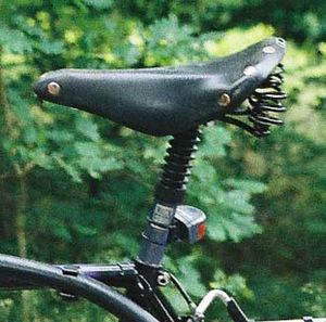 브룩스(Brooks England) 가죽 서스펜션 안장이 서스펜션 싯포스트에 장착되어 있다.