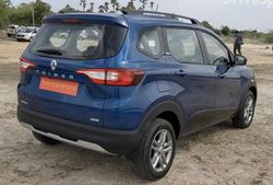 르노 트라이버 후측면