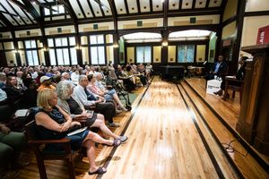 2019년 8월 14일, 뉴저지주 몬트클레어에 위치한 유니테리언 유니버설 교회에서 자신의 저서 How to Be an Antiracist를 발표하는 이브람 X. 켄디