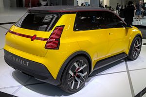 IAA 2021에서 전시된 르노 5 프로토타입 후면