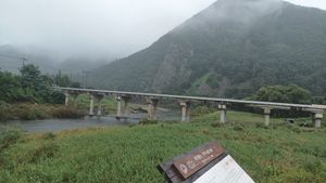 안내판 위치에서 바라본 지방도 제930호선 새마을교와 길안천 점곡층 절벽