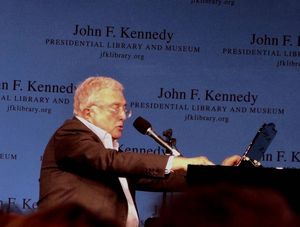 피아노에 앉아 있는 뉴먼