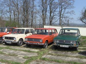 초기 VAZ 모델 (왼쪽부터): VAZ-2101 (1970), VAZ-2102 (1971) 및 VAZ-2103 (1972)