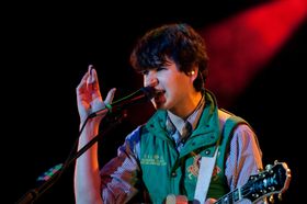 2009년 라이브에서 노래하는 리드 싱어 에즈라 코닉