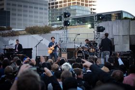 2013년 라이브에서 연주하는 밴드