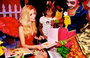 루샤가 2010년 10월에 자신의 책에 서명하고 있다.