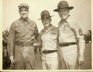 촬영은 캘리포니아주 샌디에이고에 있는 미 해병대 신병 훈련소(MCRD)에서 진행되었다. 사진은 왼쪽부터 고머 파일(짐 네이버스), 미 해병대 대표/MCRD 현장 기술 고문(교관 에드윈 J. 쿠스, 미 해병대), 하사 빈스 카터(프랭크 서튼)이다. 이 사진은 1964년 캘리포니아 샌디에이고 MCRD에서 코미디 제작 촬영 중간에 촬영되었다.