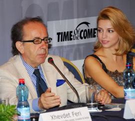 이스마일 카다레와 함께 영화 타임 오브 더 코멧 기자 회견 중인 루샤