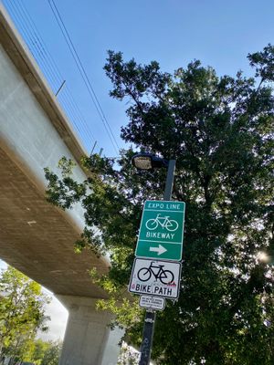 자전거 도로 방향 표지판(고가 철로 아래)