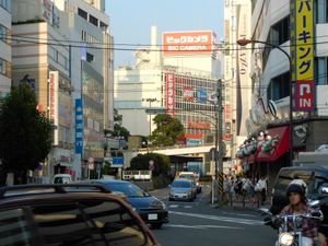 북쪽 출구 주변의 모습. 다양한 건물이 늘어서 있다.