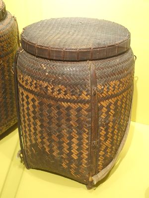 꼰뚬 성 세당족의 곡물 바구니